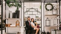  Wah, mengubah supermarket menjadi studio foto ternyata bisa sekeren ini! Mereka memanfaatkan tempat peralatan rumah. Suasana hangat terasa di foto yang satu ini. Foto: evanrphotography