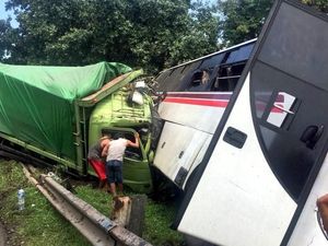 17 Korban Kecelakaan Bus-Truk di Tol Cikampek Dirawat di RS Rosela