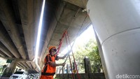 Pengecetan ini dilakukan oleh petugas penanganan prasarana dan sarana umum (PPSU) Kelurahan Petogogan, Jakarta Selatan.