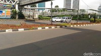 Foto: Tampak tak ada lagi pohon di area dari bawah Halte TransJakarta Dukuh Atas sampai gedung Wisma Bumiputera. (Wildan-detikcom)