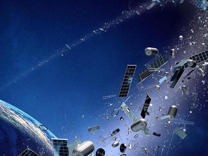 Upaya bersih-bersih sampah antariksa di orbit Bumi