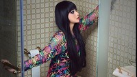 Aura Kasih seksi dengan pakaian transparannya di dalam kamar mandi. Foto: Dok. Instagram/aurakasih