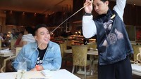 Mampur ke salah satu restoran hotel bintang 5 di Jakarta, Mario terlihat sedang memesan kungfu tea. Tak hanya rasanya enak, tapi atraksinya juga luar biasa. Foto: Instagram marioginan7ar