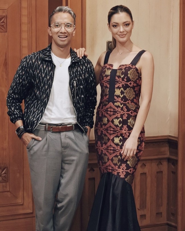 Miss Universe 2017 Demi-Leigh Nel-Peters tengah berada di Indonesia dalam rangka Pemilihan Puteri Indonesia 2018. Di sela kunjungannya, perempuan asal Afrika Selatan itu sempat melakukan fitting gaun bersama desainer Didiet Maulana.  Foto: Dok. Didiet Maulana