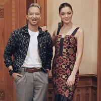 Miss Universe 2017 Demi-Leigh Nel-Peters tengah berada di Indonesia dalam rangka Pemilihan Puteri Indonesia 2018. Di sela kunjungannya, perempuan asal Afrika Selatan itu sempat melakukan fitting gaun bersama desainer Didiet Maulana.  Foto: Dok. Didiet Maulana