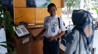 Calon peserta mendaftar secara perorangan di Kantor BPJS Kesehatan, lalu mengambil nomor antrean. Jangan lupa membawa fotokopi KK dan buku tabungan (untuk pendaftaran kelas 1 dan 2). Foto: Bagus Prihantoro Nugroho/detikcom