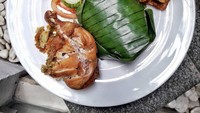 @kulinerdulu lebih memilih ayam geprek dengan sambal kecap dan bawang sebagai menu pendamping nasi timbelnya untuk makan siang. Mantap! Foto: Instagram/Istimewa