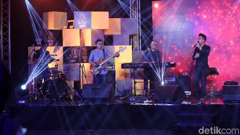 Melamarmu Badai Romantic Project Buai Penonton dHOT Music Day 2018 Melamarmu Badai Romantic Project Buai Penonton dHOT Music Day 2018