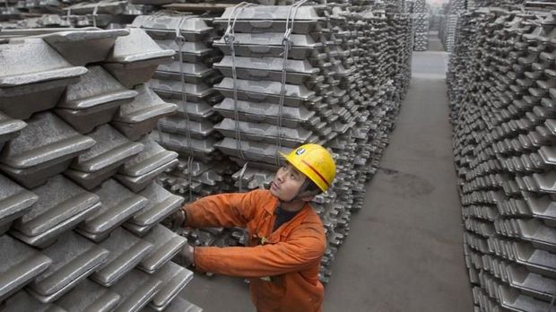 An employee checks aluminium ingots for export at Qingdao Port, Shandong province, in this March 14, 2010 file photo.  REUTERS/Stringer/Files