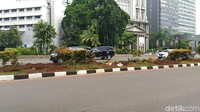 Foto: Tidak hanya itu, pohon di seberang Hotel Davinci Jalan Jend Sudirman hingga halte busway Karet juga terlihat sudah dipindahkan. (Wildan-detikcom)