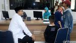 Kunjungi Puskesmas, Anies Gendong Bayi