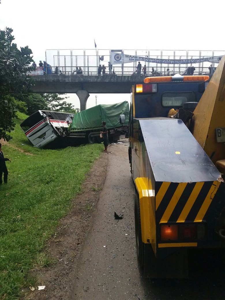 Foto: Ini Bus dan Truk yang Kecelakaan di Tol Cikampek