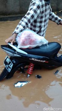 Hindari Jalan Cingised Bandung, Ketinggian Banjir Masih Selutut