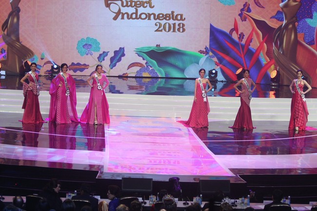 Inilah enam finalis yang berhasil lolos sebagai top 6 Puteri Indonesia 2018. Mereka adalah finalis asal Jawa Tengah, Banten, Daerah Istimewa Yogyakarta, Bangka Belitung dan Kalimantan Barat. Foto: Dok. Instagram