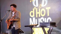 Bagaimana, jatuh hati kan dengar suara merdunya?