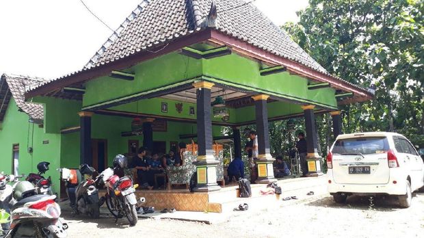 Teman dan keluarga Cak Yudho berkumpul di rumah/