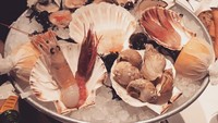 Masih di Milan, Italia. Kali ini Velove memilih seafood sebagai makan malamnya. Tersaji tiram dan udang segar di mangkuk berisi es batu. Foto: Instagram @vaelovexia