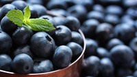 Mau camilan yang bikin otak sehat? Blueberry adalah jawaban tepat. Flavonoid di dalamnya meningkatkan aliran darah, memperkuat koneksi saraf, dan membantu memperbaiki kerusakan akibat stres. Foto: iStock