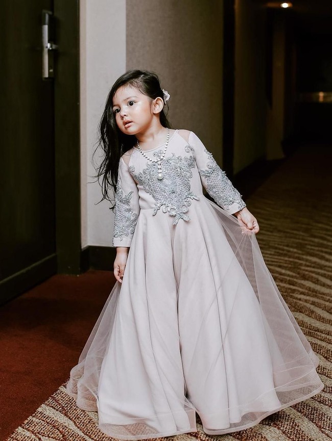 Selebgram cilik Malaysia ini suka bergaya seperti putri di negeri dongeng dan tampil ala fashionista. Foto: Instagram