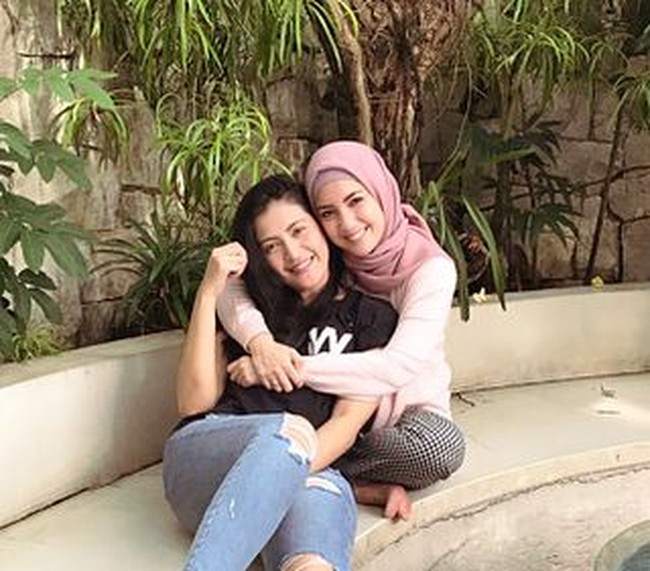 Tia Ivanka tampaknya memilih tampilan hijab yang minimalis dan simple. Ia hampir tak pernah mengunggah hijab glamor di Instagram-nya. Foto: Instagram Tia Ivanka