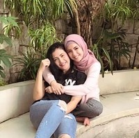 Tia Ivanka tampaknya memilih tampilan hijab yang minimalis dan simple. Ia hampir tak pernah mengunggah hijab glamor di Instagram-nya. Foto: Instagram Tia Ivanka