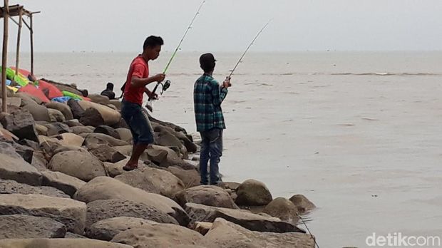 Muara Sungai Sigeleng Brebes jadi tempat wisata pemancingan.