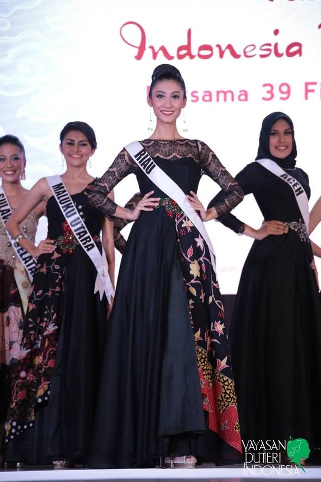 Finalis Puteri Indonesia 2018 yang akan menjalani malam grand final Jumat (9/3/2018) ini bergaya dengan busana tradisional saat pemotretan. Sebanyak 39 finalis tampil memesona dengan busana khas daerah masing-masing. Dari 39 finalis tersebut, berikut 20 di antaranya. Klik next. Foto: Dok. Facebook Puteri Indonesia