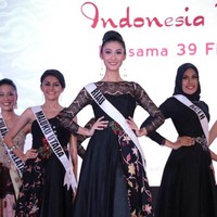 Finalis Puteri Indonesia 2018 yang akan menjalani malam grand final Jumat (9/3/2018) ini bergaya dengan busana tradisional saat pemotretan. Sebanyak 39 finalis tampil memesona dengan busana khas daerah masing-masing. Dari 39 finalis tersebut, berikut 20 di antaranya. Klik next. Foto: Dok. Facebook Puteri Indonesia