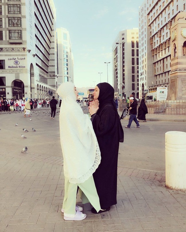 Saat berangkat umroh, Tia Ivanka juga tak memakai banyak warna dan gaya. Ia cukup memakai abaya hitam dan hijab pashmina berwarna gelap. Foto: Instagram Tia Ivanka