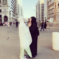 Saat berangkat umroh, Tia Ivanka juga tak memakai banyak warna dan gaya. Ia cukup memakai abaya hitam dan hijab pashmina berwarna gelap. Foto: Instagram Tia Ivanka