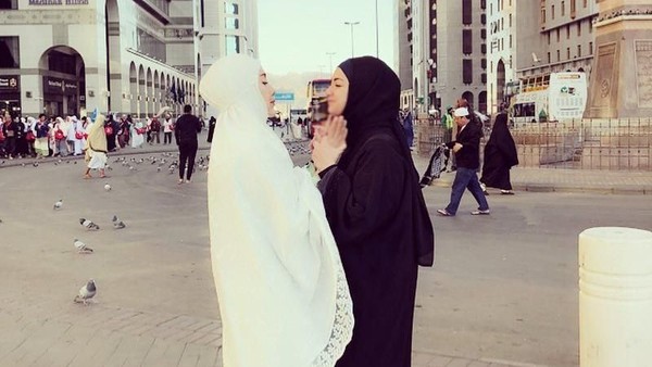 Foto: 8 Gaya Hijab Minimalis Ala Tia Ivanka