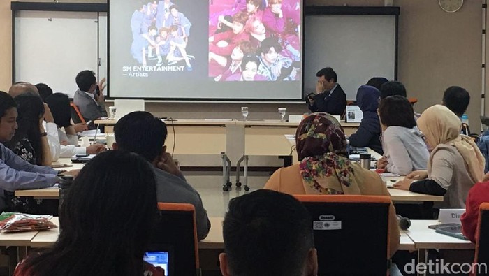 Peserta Sekolah Dinas Luar Negeri (Sesdilu) Angkatan ke-60 (7/3) belajar manajemen K-Pop.