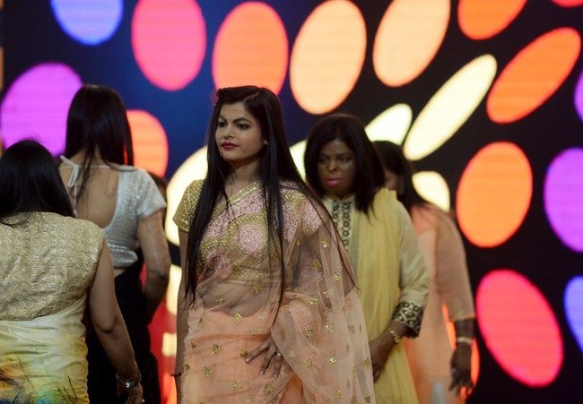 Para wanita korban siraman air keras yang menjadi model fashion show ini tampil mengenakan busana yang hadir dalam berbagai warna. Foto: Dok. AFP, Reuters