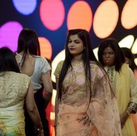 Para wanita korban siraman air keras yang menjadi model fashion show ini tampil mengenakan busana yang hadir dalam berbagai warna. Foto: Dok. AFP, Reuters