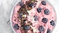 Wah, pantas saja badannya ramping. Ini salah satu makanan kesukaanya. Semangkuk yogurt strawberry yang diberi topping blackberry dan irisan almond. Foto: Instagram @vaelovexia