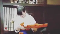 Lagi-lagi Haruka menunjukkan kapasitas perutnya. Ia makan mie soba yang jumlahnya tak tanggung-tanggung. Puluhan mangkuk isi mie soba ia lahap. Waduh makannya banyak juga ya! Foto: Instagram @haruuuu_chan