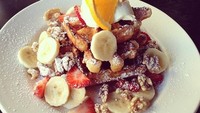 Yumm.., tulis akun @vaelovexia. Waffle berisi pisang, strawberry, dan es krim yang ditaburi kacang kenari dan gula halus ini terlihat lezat! Foto: Instagram @vaelovexia