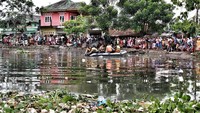 Foto: Kali Cikarang, Kabupaten Bekasi, yang Penuh Sampah (@yondpeloporpmj/Instagram)