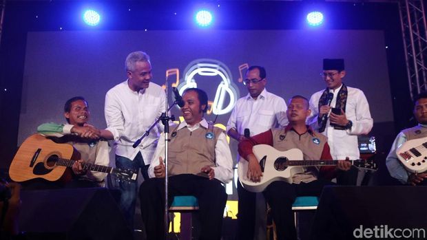 Naik ke Panggung, Sandiaga Uno Duet Bareng Talkback Band di d'HOT Music Day