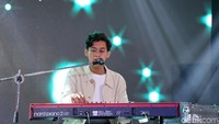 Ardito Pramono saat tampil di dHOT Musica Day 2018 di Kuningan City, Jakarta Selatan pada Jumat (9/3).