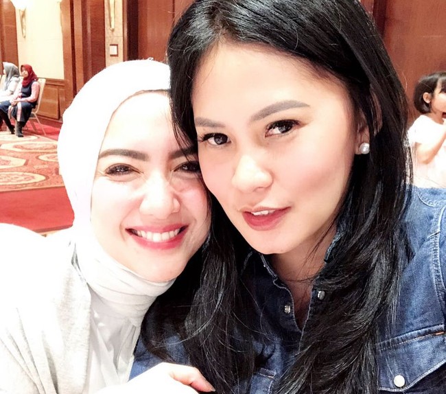 Gayanya pun sederhana. Tia Ivanka hanya merekatkan hijabnya di bawah dagu, dan mengikatnya ke belakang. Foto: Instagram Tia Ivanka