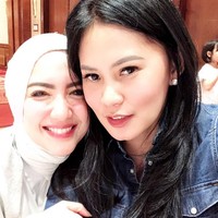 Gayanya pun sederhana. Tia Ivanka hanya merekatkan hijabnya di bawah dagu, dan mengikatnya ke belakang. Foto: Instagram Tia Ivanka
