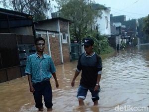 Hindari Jalan Cingised Bandung, Ketinggian Banjir Masih Selutut