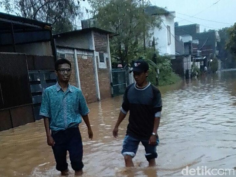 Hindari Jalan Cingised Bandung, Ketinggian Banjir Masih Selutut Hindari Jalan Cingised Bandung, Ketinggian Banjir Masih Selutut