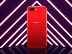 Penampakan Oppo R15  Dalam Genggaman