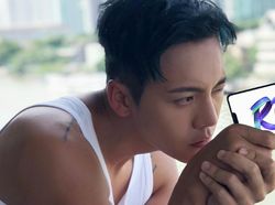 Penampakan Oppo R15  Dalam Genggaman