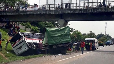 Foto: Ini Bus dan Truk yang Kecelakaan di Tol Cikampek