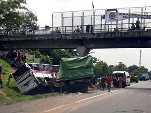 Imbas Penanganan Kecelakaan Bus Vs Truk, Tol Cikampek Macet 3 Km