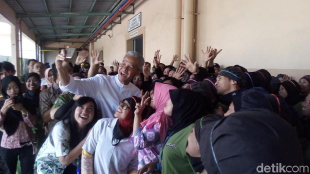 Para karyawan pabrik jamu berebut selfie dengan Ganjar Pranowo.
