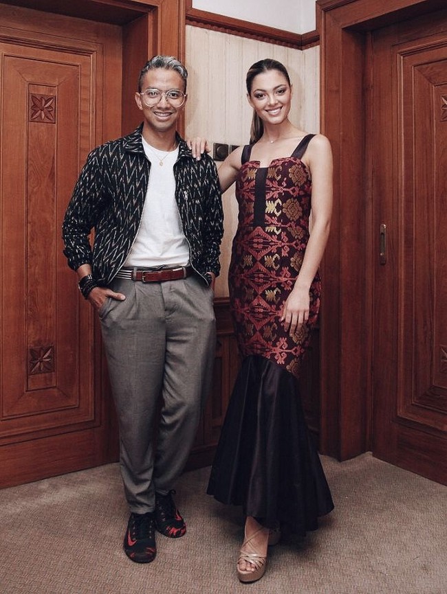 Didiet mengaplikasikan motif asli buat perajin lokal. Sedangkan, benang emasnya merupakan pilihan Didiet. Kami memilih benang emas karena merepresentasikan Svarna (label Didiet) yang berarti emas. Dan juga menggambarkan harapan agar ini menjadi awal tahun keemasan bagi tekstil tradisional di kancah internasional, kata Didiet. Foto: Dok. Didiet Maulana